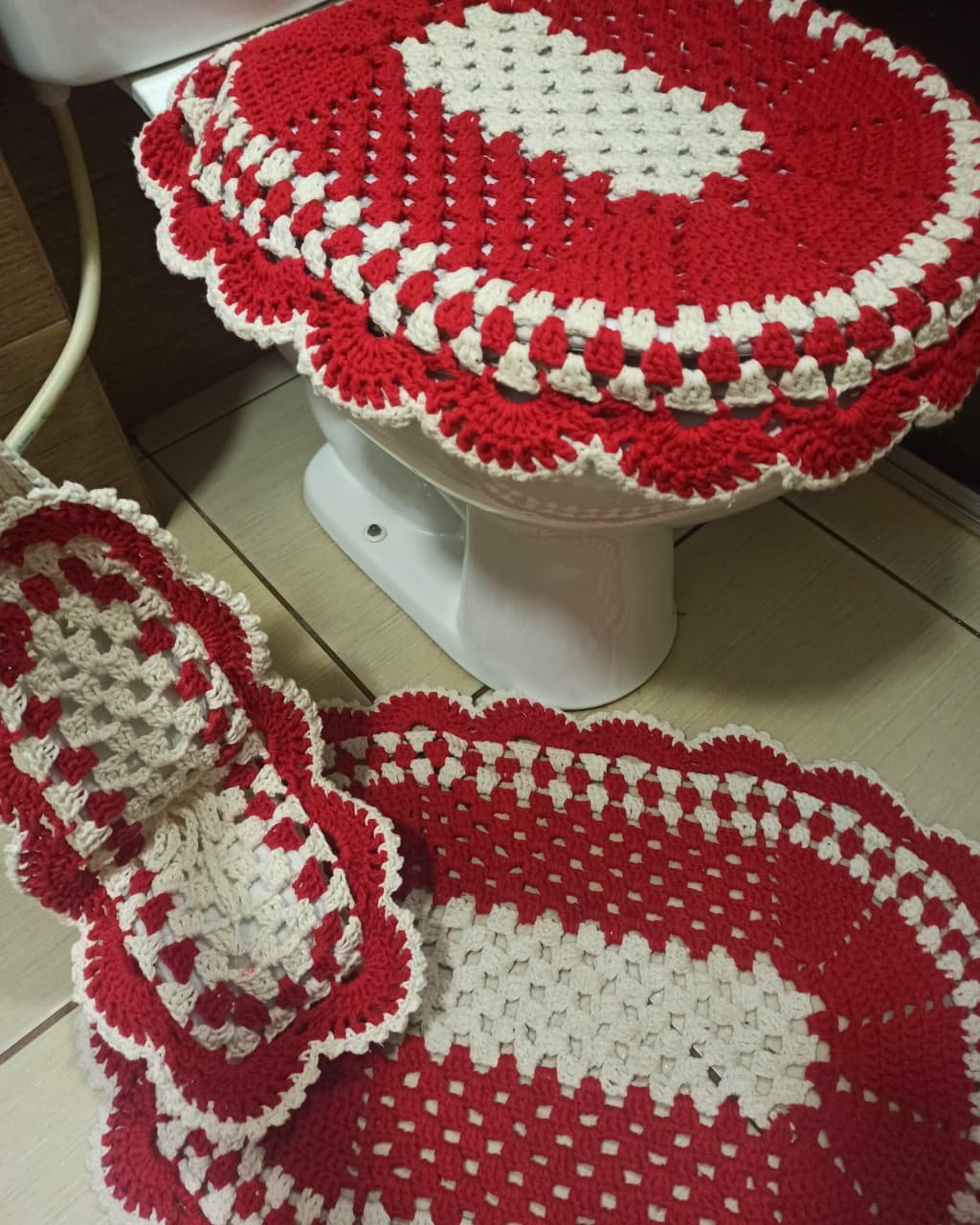 Conjunto vermelho e Branco no banheiro