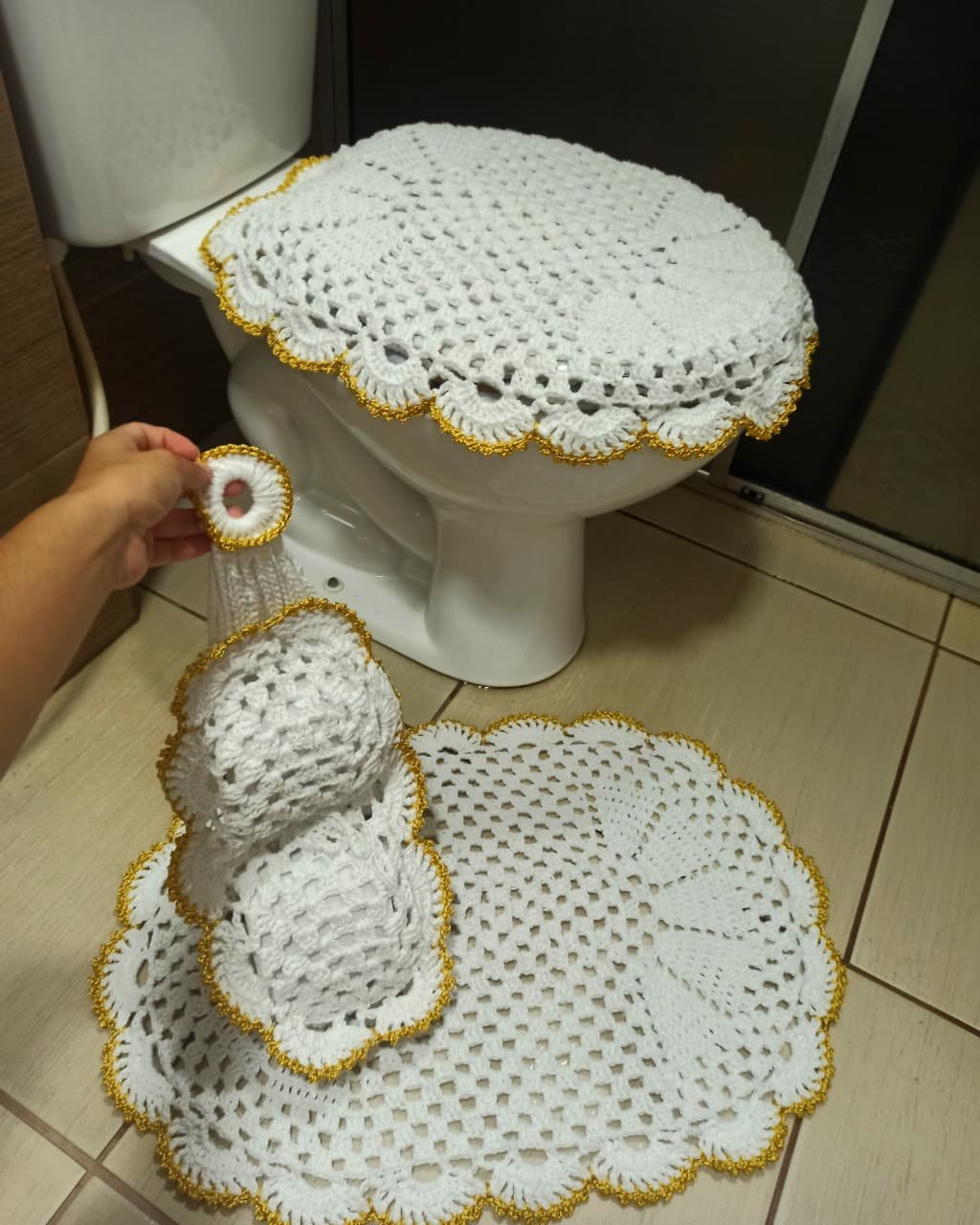 Conjunto Branco E Dourado Para Banheiro